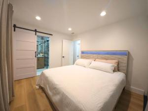 Ένα ή περισσότερα κρεβάτια σε δωμάτιο στο Modern Luxury Huntington Beach Retreat +27 φωτογραφίες