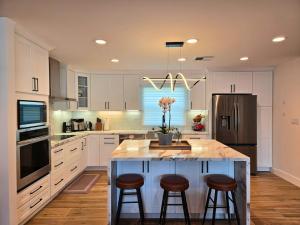 Η κουζίνα ή μικρή κουζίνα στο Modern Luxury Huntington Beach Retreat