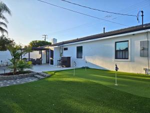 Κήπος έξω από το Modern Luxury Huntington Beach Retreat