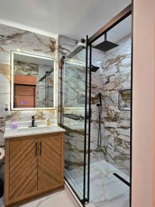 Ένα μπάνιο στο Modern Luxury Huntington Beach Retreat