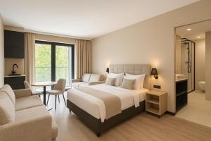 una habitación de hotel con una cama y un baño en Aparthotel Opera Wrocław, en Wroclaw