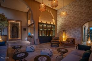 舍夫沙万Ain Chaouen的带沙发和桌椅的客厅