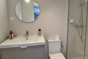 AndrésyにあるGîte Elonie, Maison entière avec jardin et parkingの洗面台、鏡、シャワー付きのバスルーム +4枚の写真