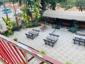 una vista aérea de un patio con bancos y mesas en Starscape Lodge, en Ndola