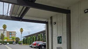 ein Gebäude mit einem roten Lastwagen auf einem Parkplatz in der Unterkunft Studio 6 Suites Santa Ana, CA in Santa Ana