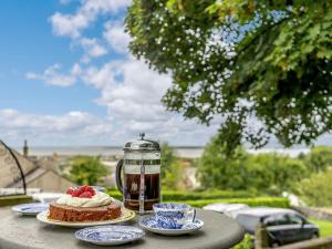 5 Bed in Askam-in-Furness 89226 في Ireleth: طاولة مقدمة مع كعكة وغلاية شاي