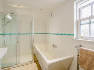 5 Bed in Askam-in-Furness 89226 في Ireleth: حمام مع دش وحوض استحمام ومغسلة +33 صورة