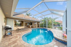 una piscina cubierta con un gran techo de cristal en Paradise Palms of the Florida Gulf, en Punta Gorda