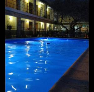 una grande piscina blu di notte di Hotel Pilar a Pilar Altre 9 foto