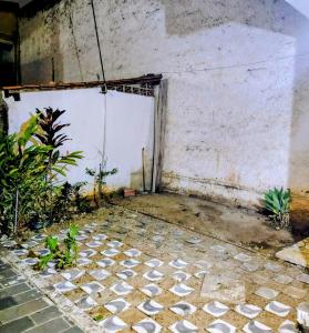 an empty room with a tile floor and a wall at Casa amarela com fundos para seminário in Aparecida +26 photos