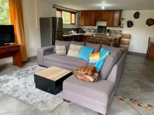 コタカチにあるCasa Blanca departamentoのソファとテーブルのあるリビングルーム +1枚の写真