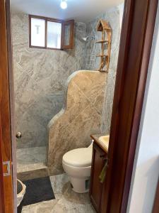 コタカチにあるCasa Blanca departamentoのバスルーム(トイレ付)、階段