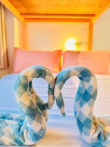 a pair of snakes sitting on top of a bed at Lazy Sunday Khaosan Hotel in Bangkok