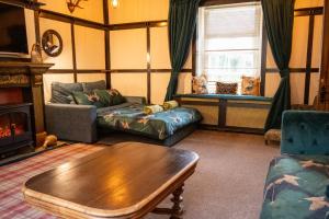 ein Wohnzimmer mit einer Couch und einem Couchtisch in der Unterkunft Hill House 2 in Caton