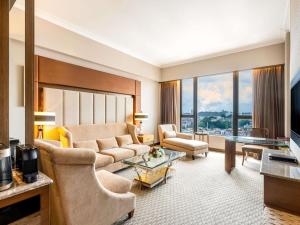un salon avec un canapé et une table dans l'établissement Sofitel Macau At Ponte 16, à Macao