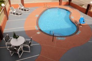 Bazén v ubytování Texas Inn & Suites McAllen at La Plaza Mall and Airport nebo v jeho okolí