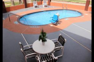 Bazén v ubytování Texas Inn & Suites McAllen at La Plaza Mall and Airport nebo v jeho okolí