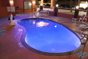 Bazén v ubytování Texas Inn & Suites McAllen at La Plaza Mall and Airport nebo v jeho okolí