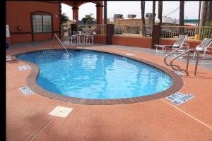 Bazén v ubytování Texas Inn & Suites McAllen at La Plaza Mall and Airport nebo v jeho okolí