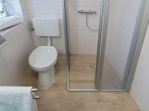un baño con inodoro y ducha en Holiday apartment Osterloog-Norddeich, en Norddeich