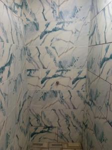 Un baño con azulejos de mármol azul y blanco. en Estudio Guadalupe, en Dosquebradas