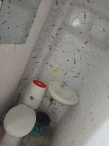 un baño con inodoro y lavabo en Estudio Guadalupe, en Dosquebradas
