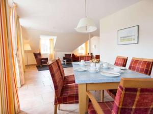 una sala da pranzo con tavolo e sedie blu di Manslagt - Greetsiel a Greetsiel