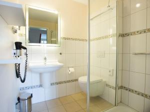 un bagno con wc, lavandino e doccia di Manslagt - Greetsiel a Greetsiel Altre 15 foto