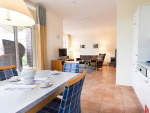 een keuken en woonkamer met een tafel en stoelen bij Twixlum - Greetsiel in Greetsiel