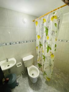 une salle de bain avec toilettes et lavabo dans l'établissement Hostal Santa Maria City, à Santa Marta