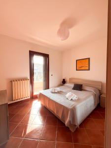 une chambre avec un lit et une grande fenêtre dans l'établissement Dimora Lucci Marini, à Tarente