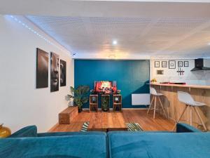 a living room with a blue couch and a tv at Duplex moderne au cœur de Saverne in Saverne