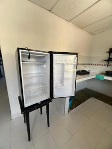 コベニャスにあるApartamentos Coveñas TIIのキッチンにあるドアが開いた冷蔵庫