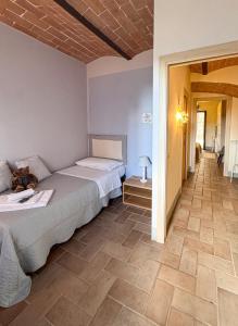 a bedroom with two beds and a tiled floor at CLAUDIA VACANZA TOSCANA - Appartamento Melograno -10 min da Siena in Sovicille