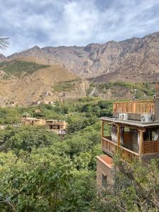 un edificio con vistas a la montaña en Gite Panorama, en Imlil