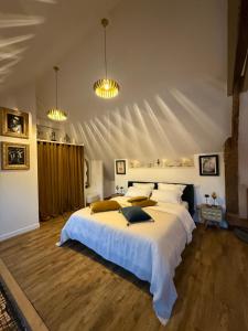 1 dormitorio grande con 1 cama grande con sábanas blancas en Ecrin de Charme, en Granville