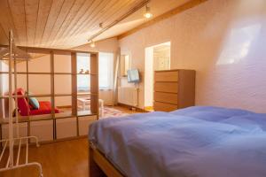 une chambre avec un lit et une commode dans l'établissement Scarpapè, à Giubiasco