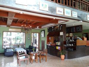 un ristorante con tavolo, sedie e bancone di Bura Lumpai Resort a Pai