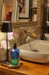 Un baño de AN OCEAN AWAY house hot tub pets bbq location location SEAS THE DAY