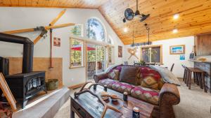 - un salon avec un canapé et une cuisinière dans l'établissement Outdoor Dining Fireplace Trails Nearby Cedar Hollow Retreat by AvantStay, à Pomins