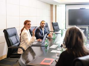 grupa ludzi siedzących przy stole w sali konferencyjnej w obiekcie Sofitel Casablanca Tour Blanche w mieście Casablanca +180 zdjęć