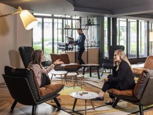 伊西莱穆利诺凡尔赛宫阿德吉奥公寓酒店的一群人坐在一个房间里椅子上