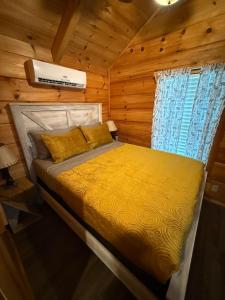 オカラにあるLuxury Cabin 12の丸太小屋のベッドのある寝室