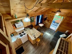 オカラにあるLuxury Cabin 12のログキャビン内のキッチンとリビングルームのオーバーヘッドビュー +7枚の写真