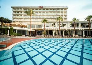 a large swimming pool in front of a hotel at Sentido Lycus Beach Hotel in Alanya
