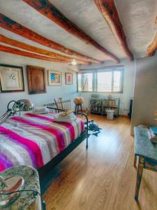 Un dormitorio con una cama grande en una habitación. en Casa Cosialls, en Benabarre 25 fotos más