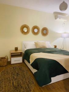 ein Schlafzimmer mit einem Bett und zwei Spiegeln an der Wand in der Unterkunft al centro apartment in Shkodra