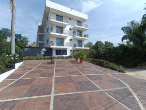 een gebouw met een tennisbaan ervoor bij centrico Apartamento con piscina Anapoima in Anapoima