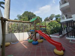 a playground with a slide on a balcony at centrico Apartamento con piscina Anapoima in Anapoima
