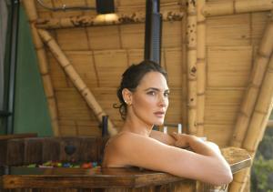 ラキラにあるHotel Casa Selvaggioの女がホットタブに座っている